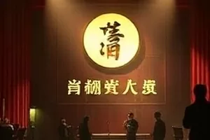 暗巷灯火剧照，深夜小巷尽头的红色灯箱招牌