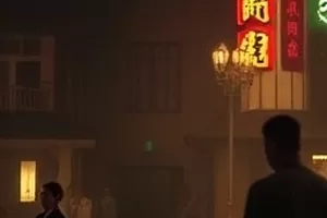山海邮差剧照，盘山公路上骑行的邮递员与远处云海