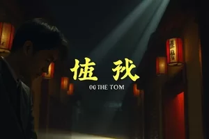 冬日航线剧照，破冰船在灰白色冰海中拉出长长航迹