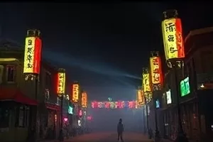 无岸之城剧照，雨后夜晚的高架桥与成排路灯倒影