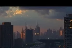 白昼焰火剧照，正午广场上一群人抬头望向天空