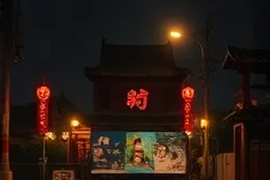 铁轨上的歌剧照，绿皮列车穿过向日葵田的长镜头